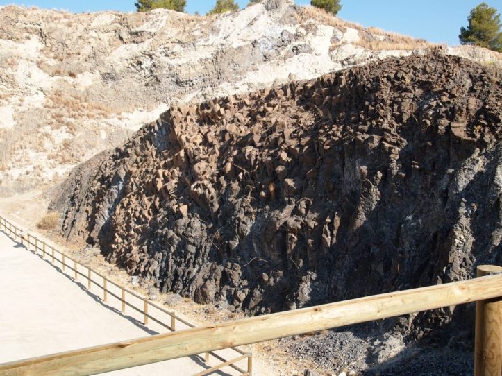 Disyunción columnas y fracturas concéntricas en el Cabezo Negro de Calasparra